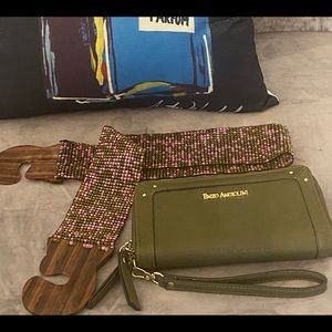 Enzo Angiolini wristlet